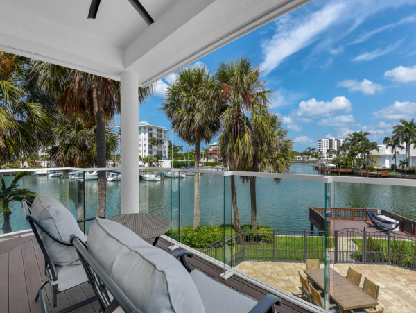 Very Short walk to the beach in the Moorings Naples area
